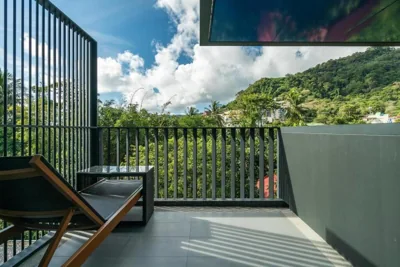 デラックスキングルーム — The deck patong 5 Star Apartment 巴东The Deck无边际海景泳池酒店
